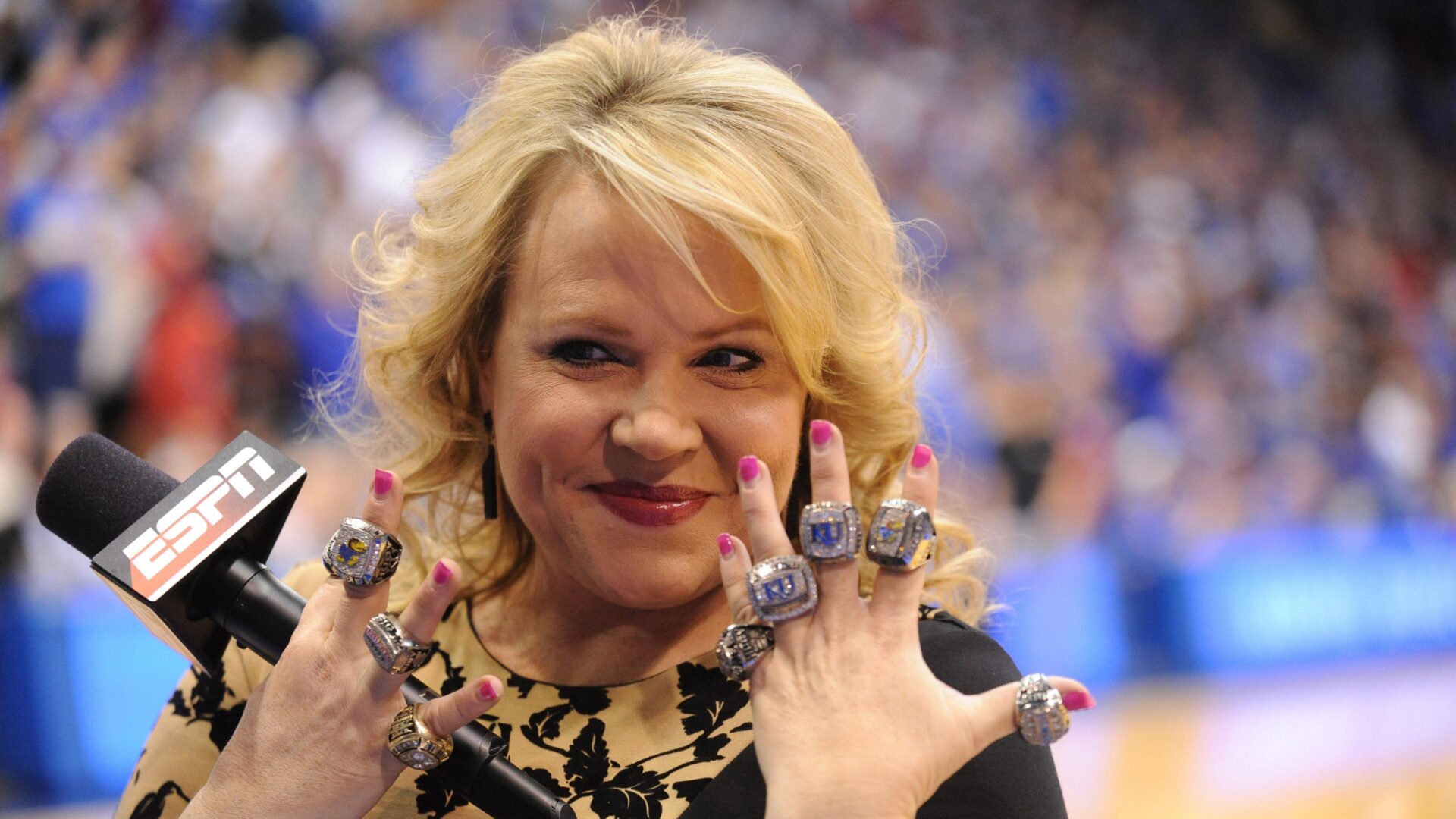 Holly Rowe Biography; Net Worth, Salary, Age, Mask, Married, Health - ABTC