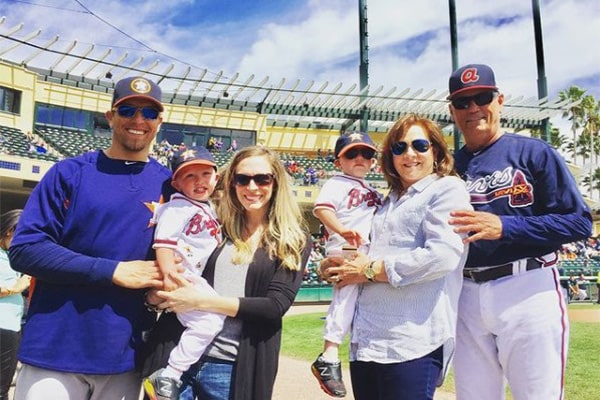Bragging rights at every family gathering now 🙌 Braves Manager Brian  Snitker defeated his son Troy, an Astros hitting coach, in the World…