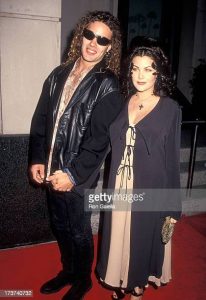 Toulouse Holliday: Who Is Sherilyn Fenn's Ex-husband? - ABTC