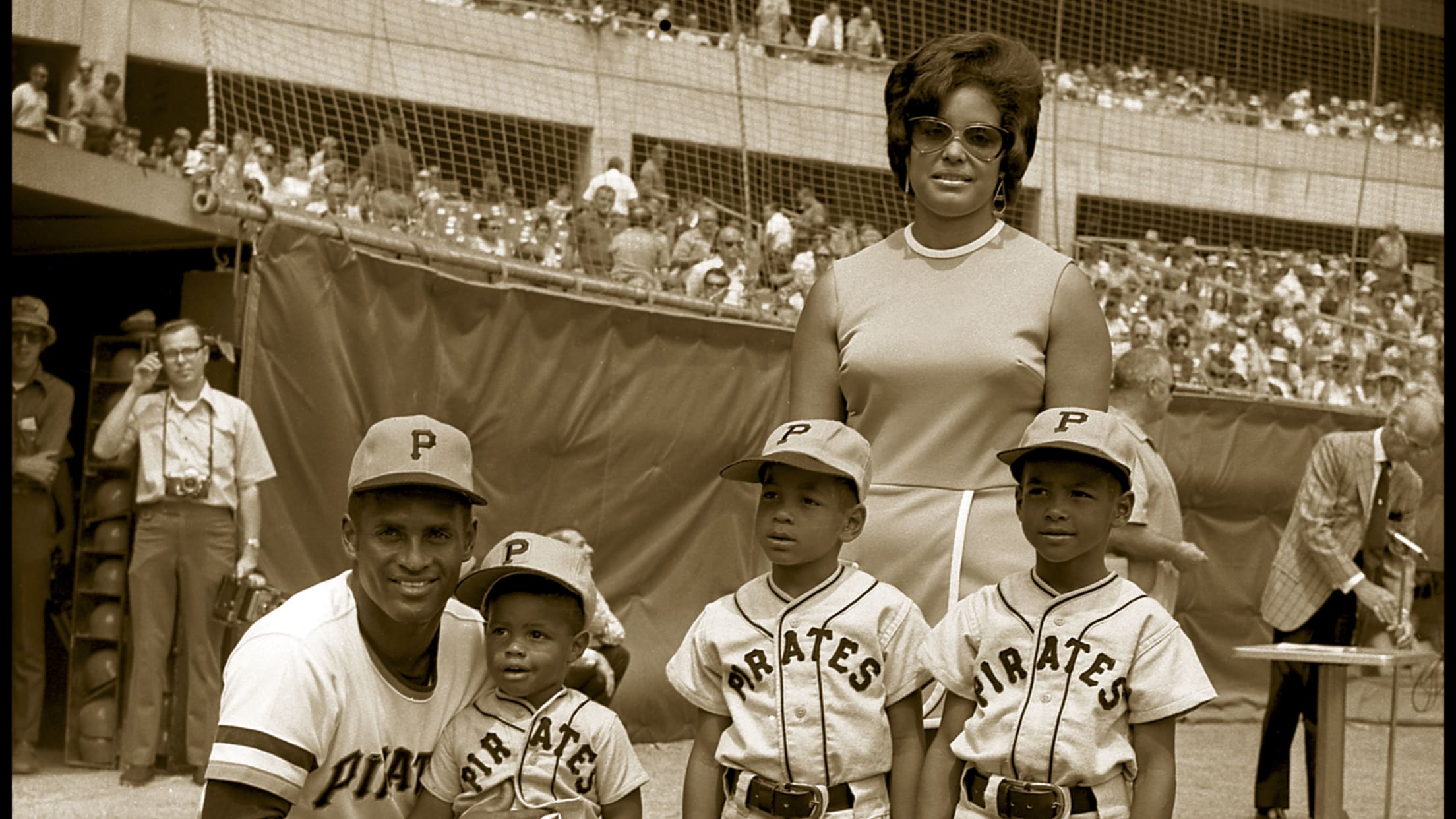 Roberto Clemente Jr on X: Family portrait @georgelopez @LuisRclemente21  @ClementeMuseum @MLB  / X