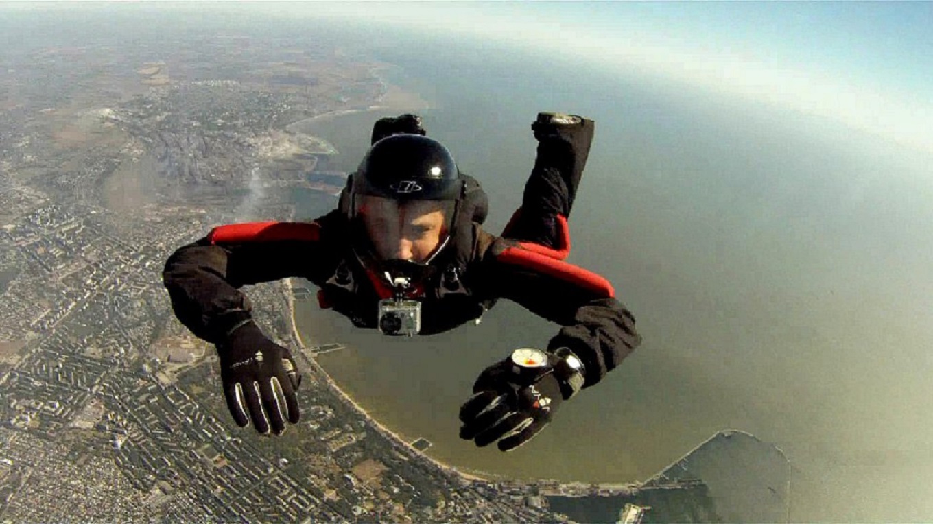 What percentage of skydivers end in death? How many skydive deaths per