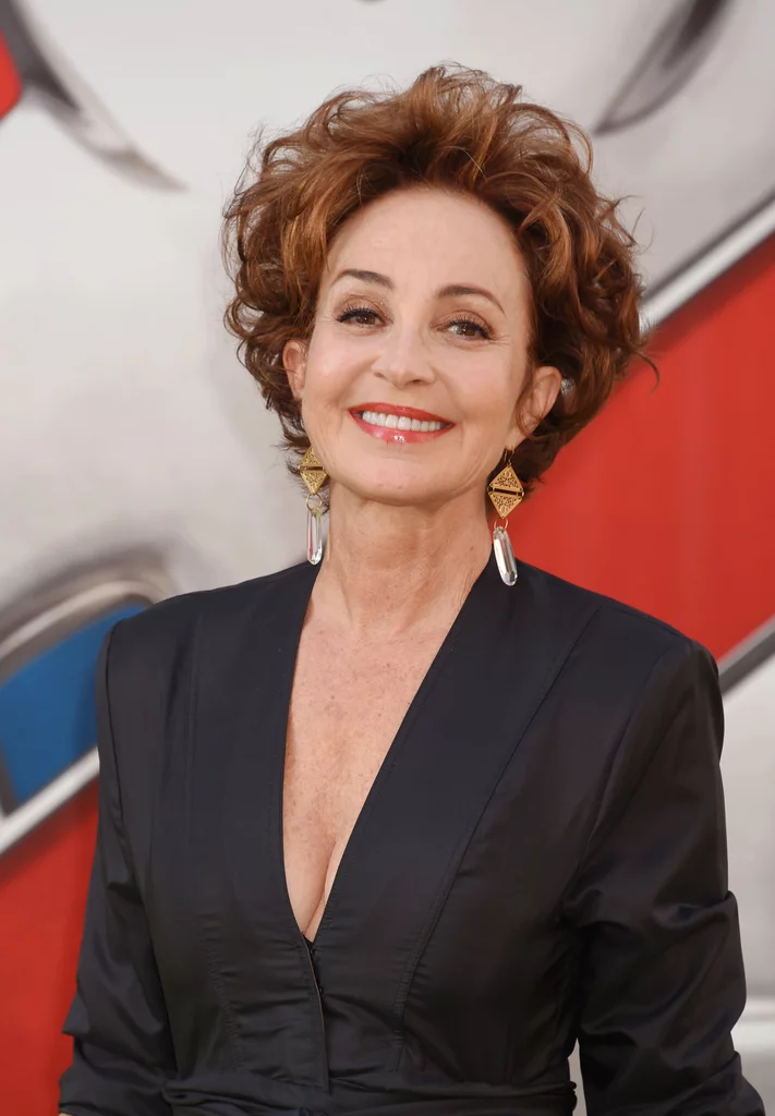 Is Annie Potts Still alive? What is Annie Potts doing now? - ABTC