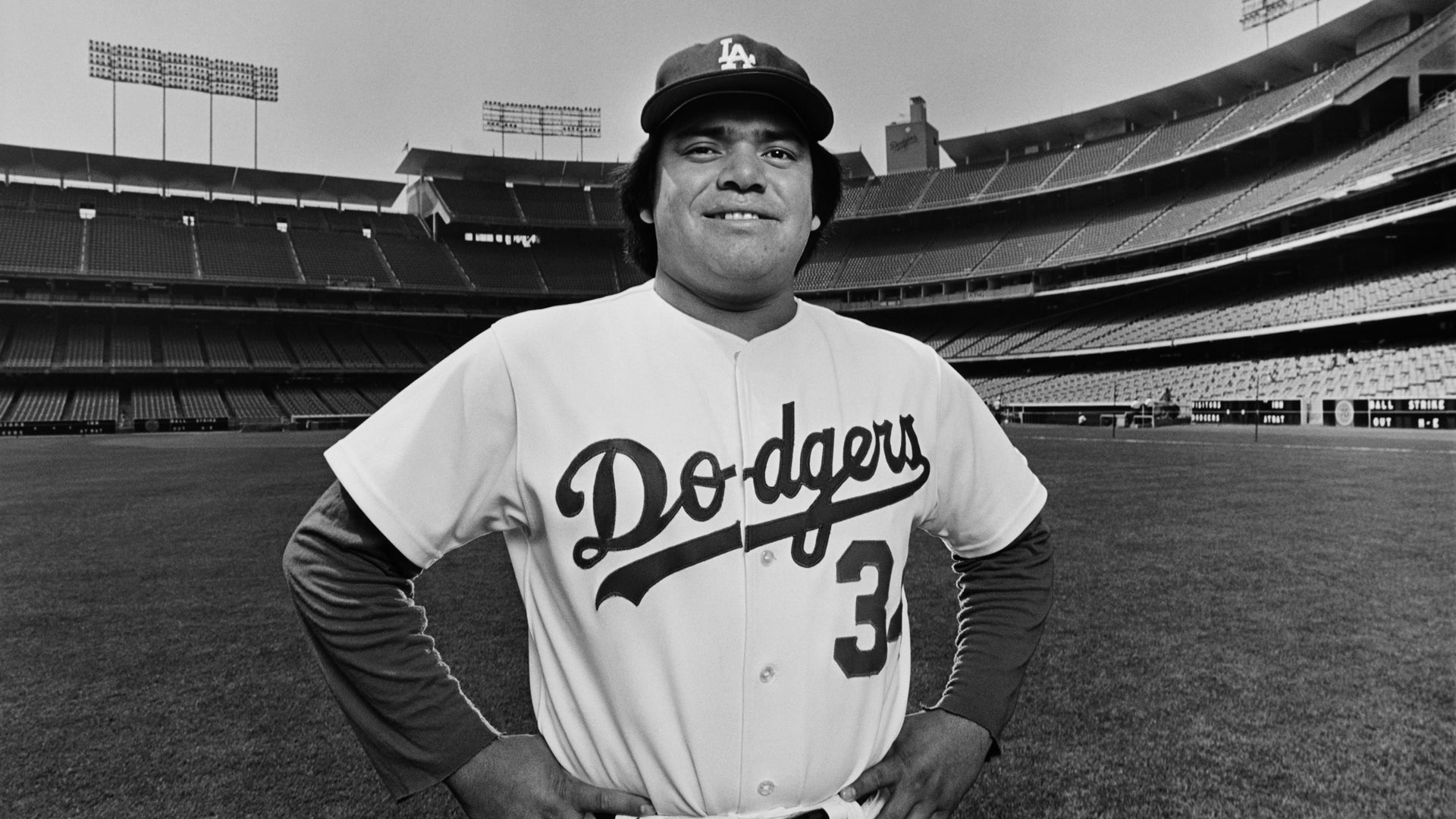 Cuál es el patrimonio neto de Fernando Valenzuela?