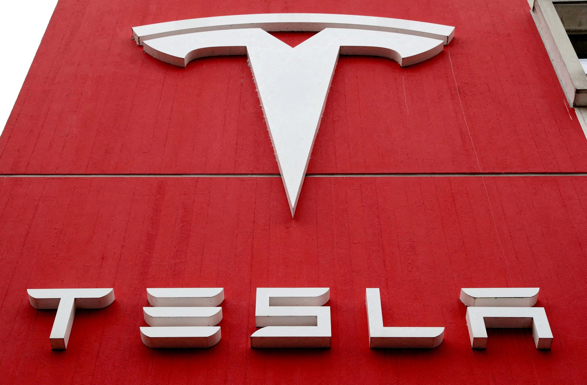 Tesla Robot Attacks An Engineer At Company's Texas Factory During ...